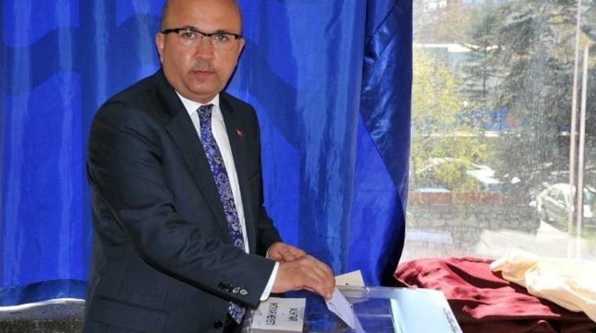 Afyonkarahisar&rsquo;da Belediye Başkan Adayları Oylarını Kullandı