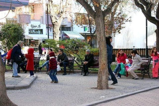 Seçmenler Oy Kullandıktan Sonra Park Ve Bahçelere Akın Etti