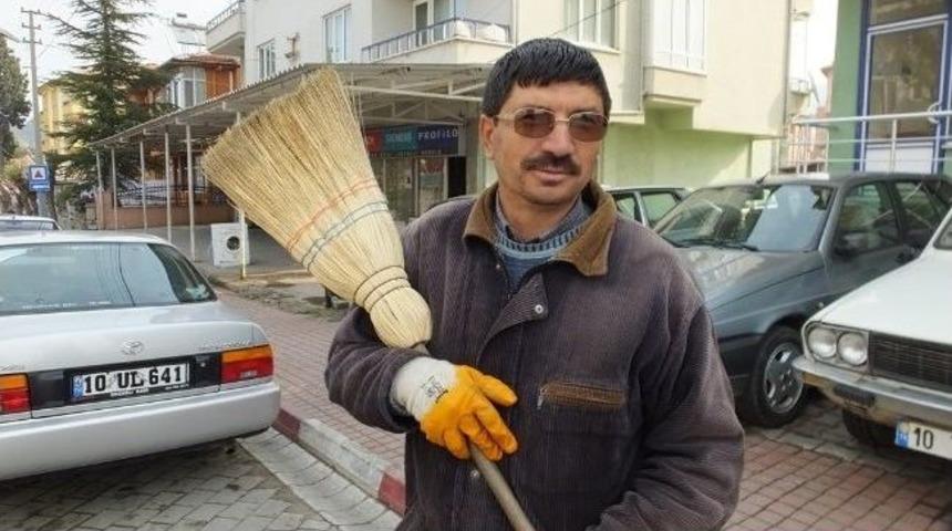 Cadde Temizliğini G&ouml;rme Engelli Vatandaş Yapıyor