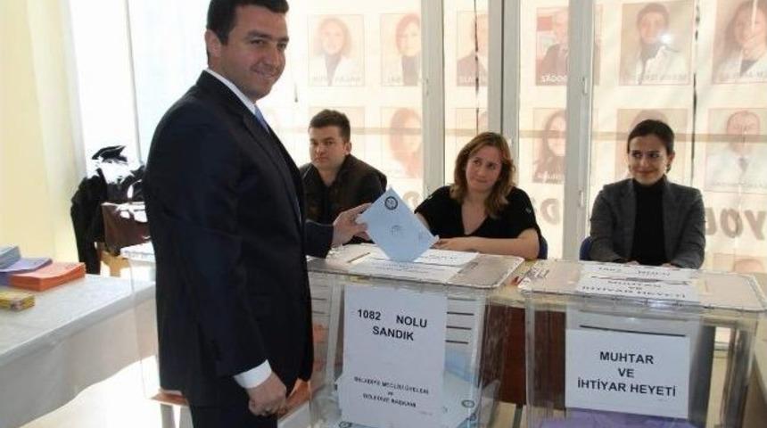 Boz&uuml;y&uuml;k'teki Başkan Adayları Oylarını Kullandı