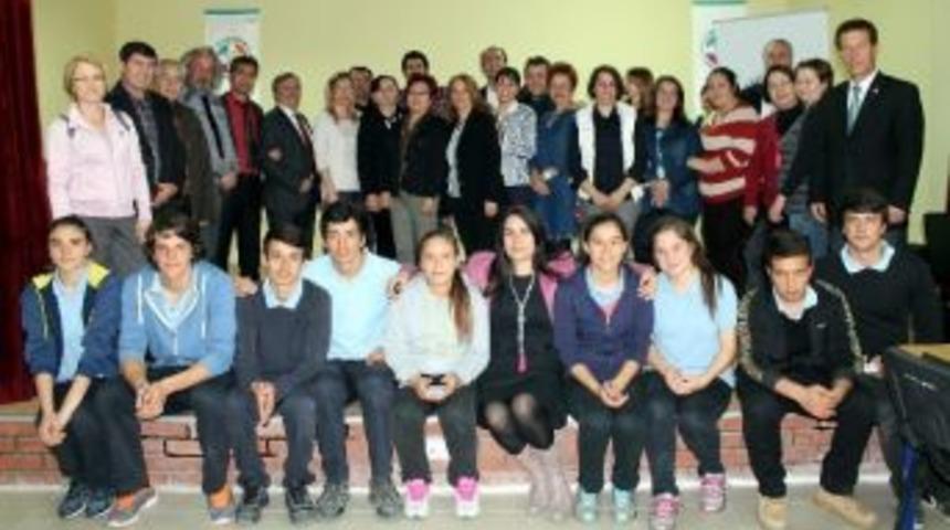 Ekk Gen&ccedil;lere Tiyatro Sevgisi Aşılıyor