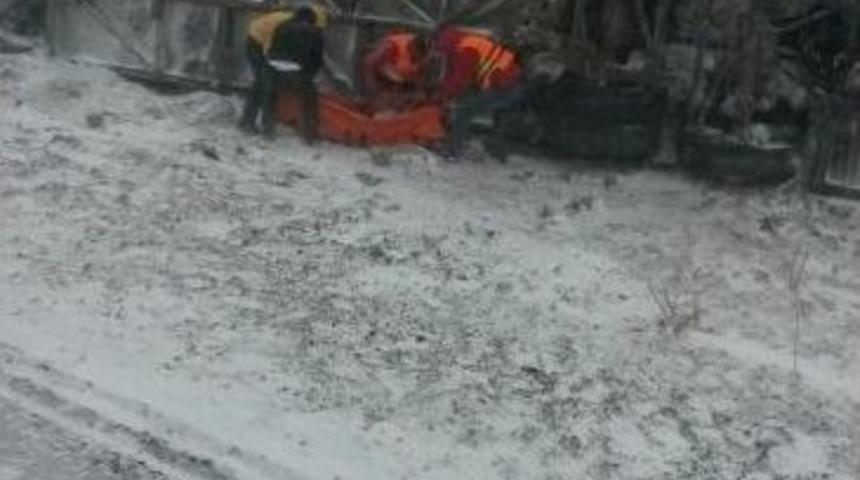 Yolcu Otob&uuml;s&uuml; Şarampole Yuvarlandı: 1 &Ouml;l&uuml;, 2 Yaralı