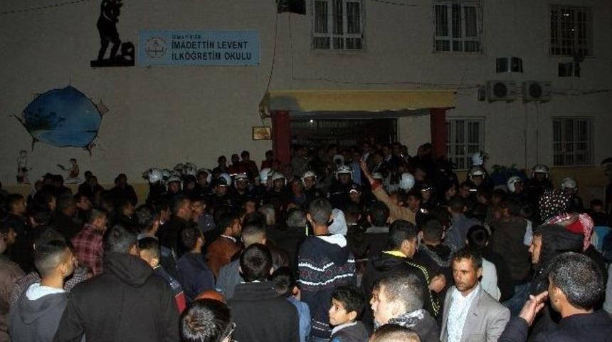 Vatandaşlar Oy &Ccedil;alındığı İddiasıyla Okul Bastı