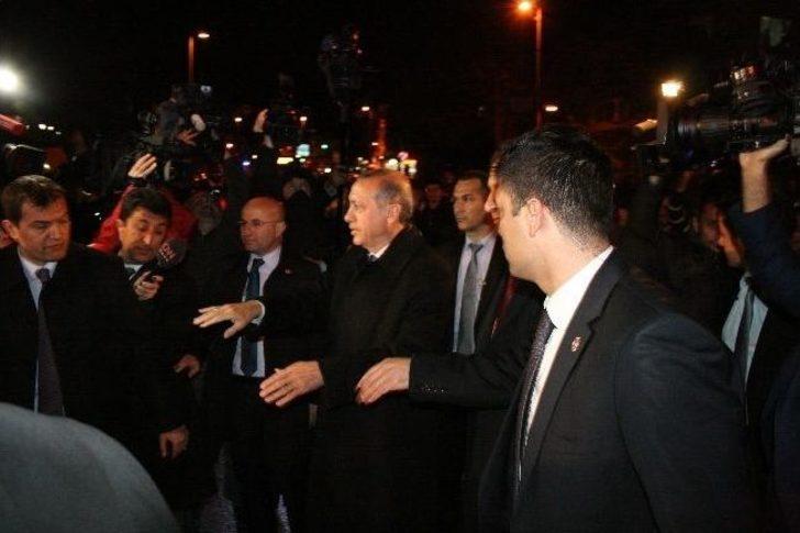 Başbakan Erdoğan Evinden Çıkarak Halkı Selamladı G2