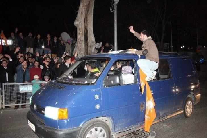 Başbakan Erdoğan Evinden Çıkarak Halkı Selamladı G1