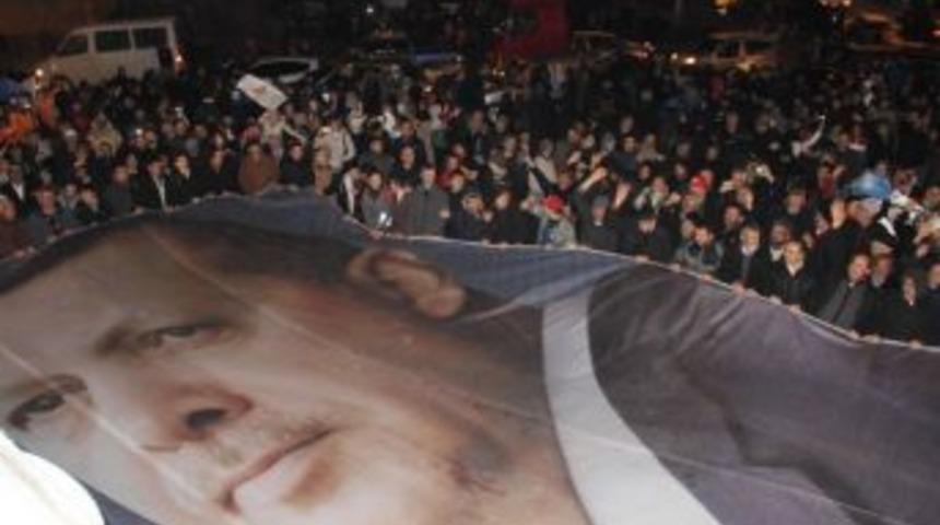 Rize&rsquo;de Ak Parti&rsquo;de Zafer Coşkusu