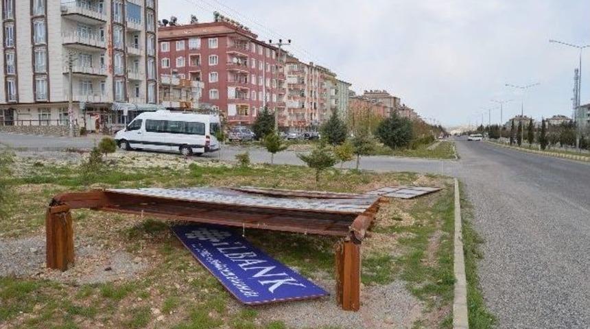 Besni'de Fırtına Hayatı Olumsuz Etkiledi