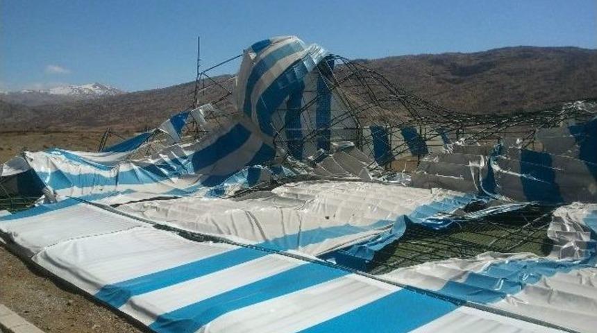 Fırtına Halı Sahayı Yıktı