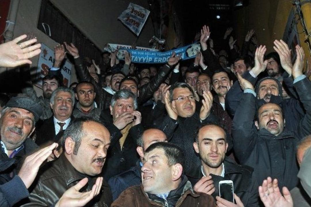 G&uuml;m&uuml;şhane&rsquo;de Ak Parti Zaferini Davul Zurna Ve Horonla Kutladı