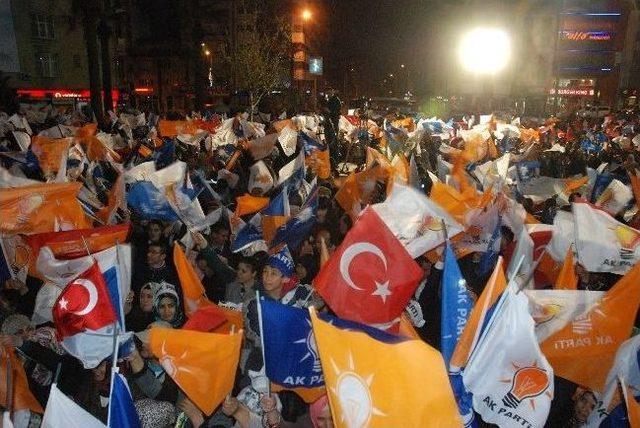 Denizli’de Ak Parti’liler Kutlamalara Başladı