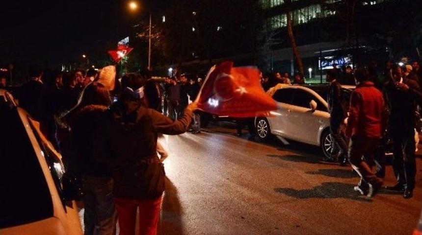 Ak Partililerden Zaman Gazetesi &Ouml;n&uuml;nde Sevin&ccedil; G&ouml;sterisi