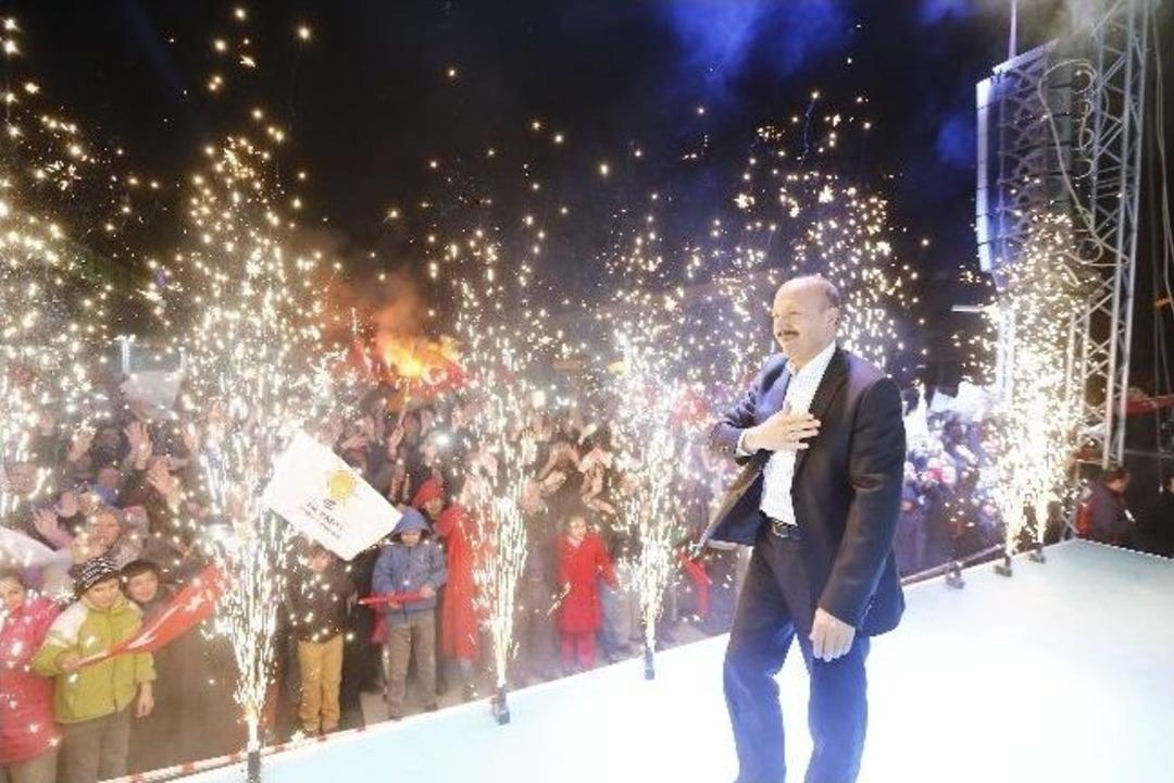 Se&ccedil;imi &Ouml;nde G&ouml;t&uuml;ren Ak Parti Sultangazi'de B&uuml;y&uuml;k Coşku