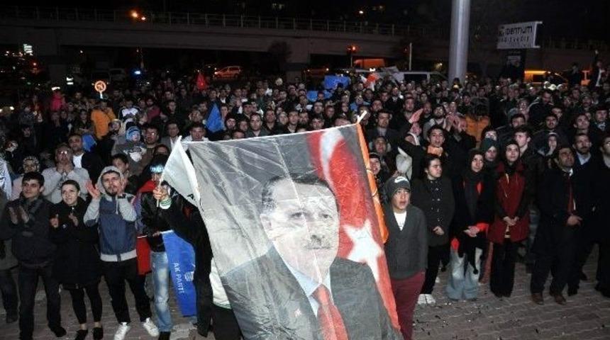 Konya&rsquo;da Ak Partililer Sevin&ccedil; G&ouml;sterisinde Bulundu