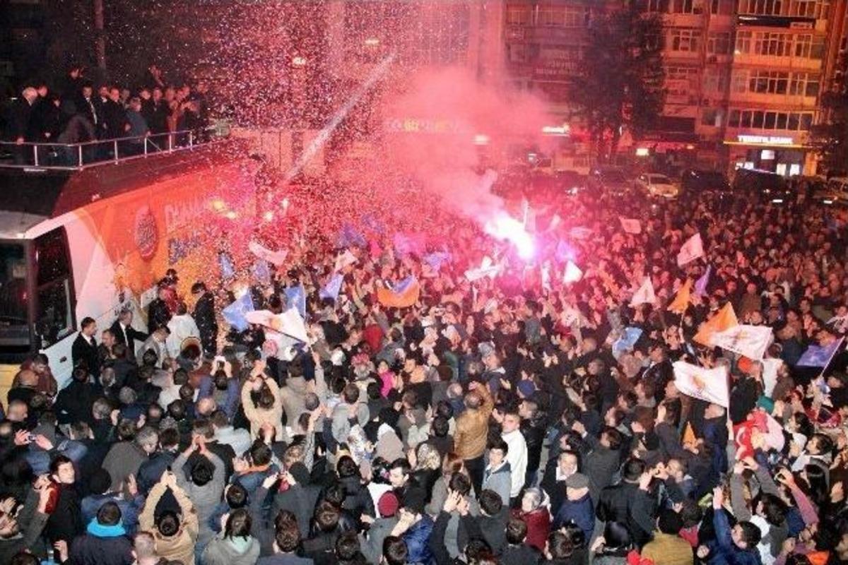 Ak Parti&rsquo;den Zafer Kutlaması