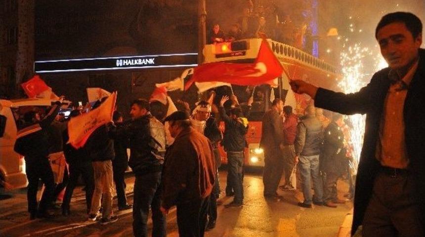 Ak Parti Afyonkarahisar&rsquo;da Zaferini Kutladı
