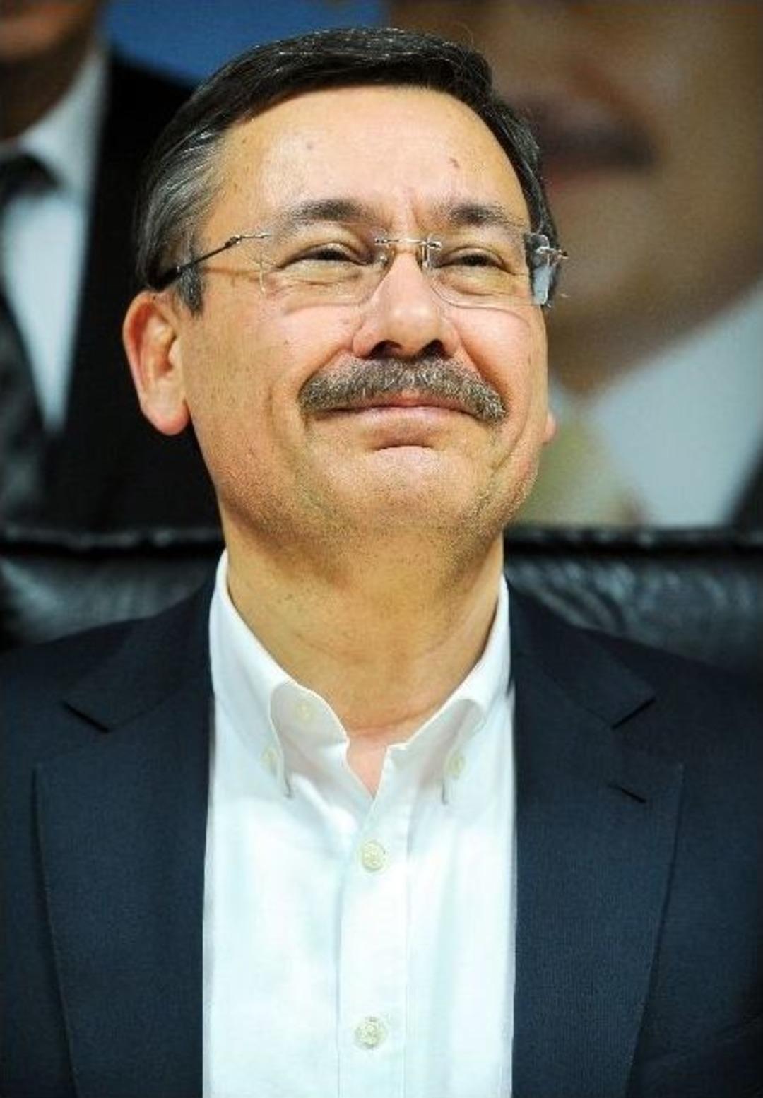 Melih G&ouml;k&ccedil;ek Galibiyetini İlan Etti