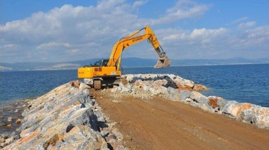 Karam&uuml;rsel Sahiline Dalgakıran Yapılıyor