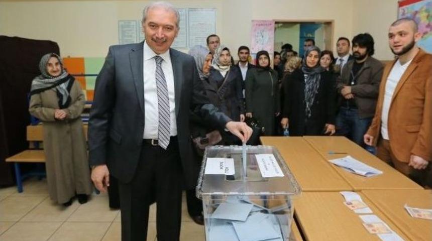 Başakşehir, Mevl&uuml;t Uysal&rsquo;la &lsquo;yola Devam&rsquo; Dedi