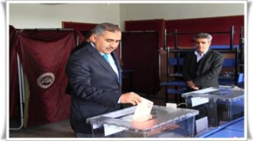 Vali &Ouml;mer Faruk Ko&ccedil;ak Oyunu Kullandı