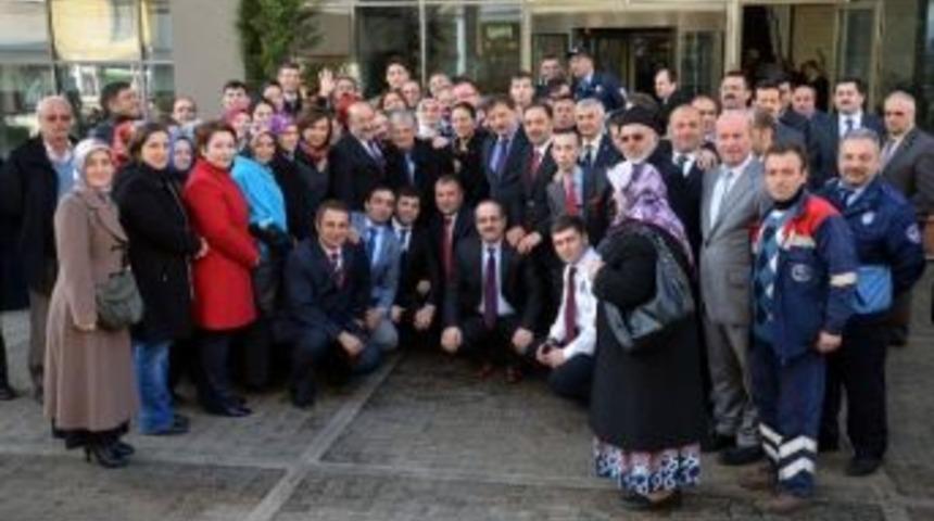 Başkan G&uuml;mr&uuml;k&ccedil;&uuml;oğlu&rsquo;nu Belediye &Ccedil;alışanları Kapıda Karşıladı