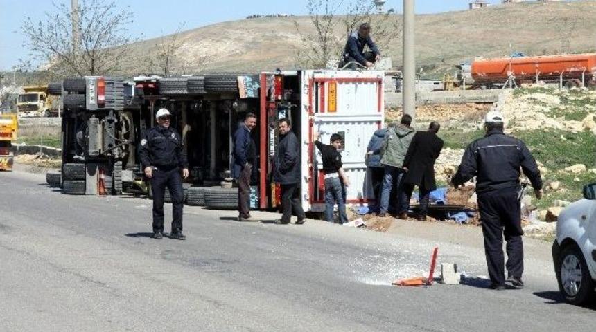 Yoldan &Ccedil;ıkan Makarna Y&uuml;kl&uuml; Tır Yan Yattı