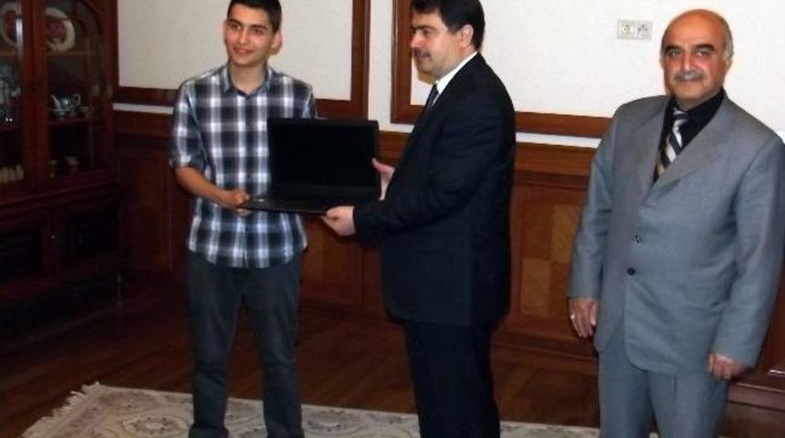 Vali Vasip Şahin, Ygs T&uuml;rkiye Birincisine Laptop Hediye Etti