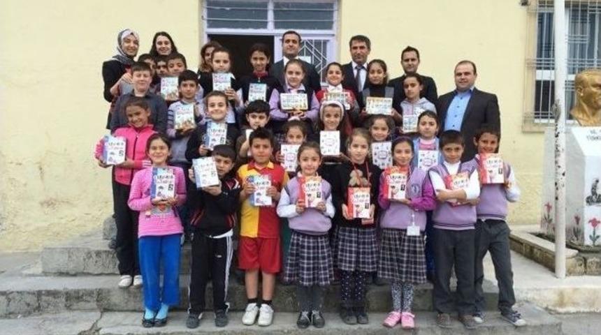 Hasankeyf'te &Ouml;ğrencilere Kitap Dağıtıldı