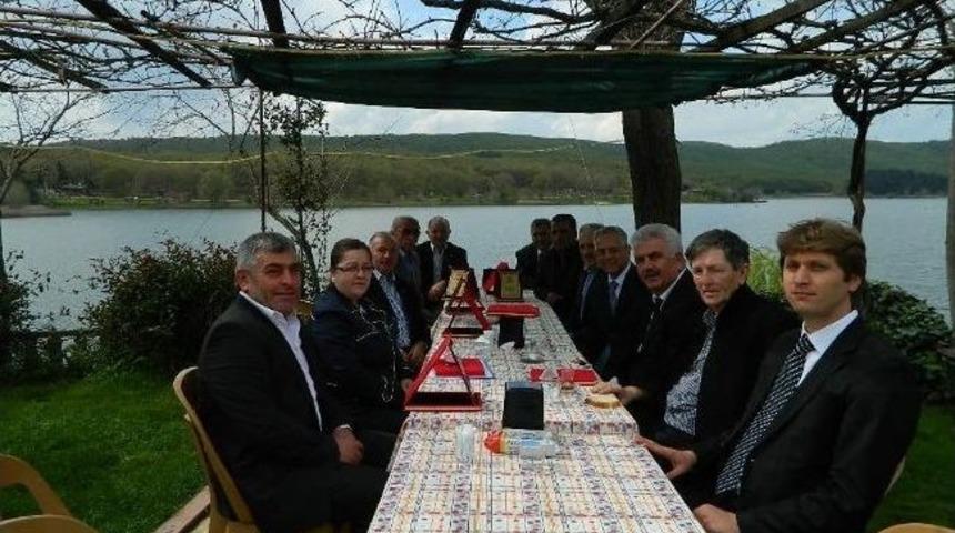 Erenler’de İl Genel Meclisi Üyelerine Ve Muhtarlara Plaket