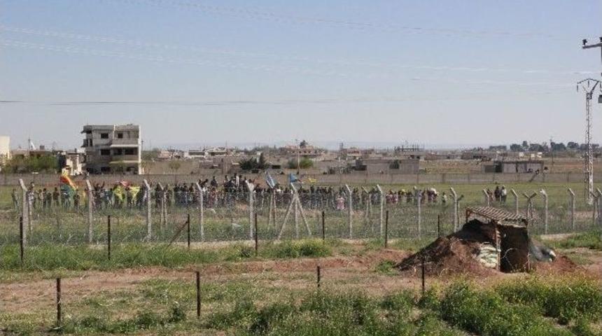 Ceylanpınar Halkı Suriye Sınırına Akın Etti