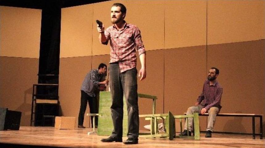 Ga&uuml;n&rsquo;de &lsquo;duvarların &Ouml;tesinde&rsquo; Adlı Tiyatro Oyunu Sahnelendi