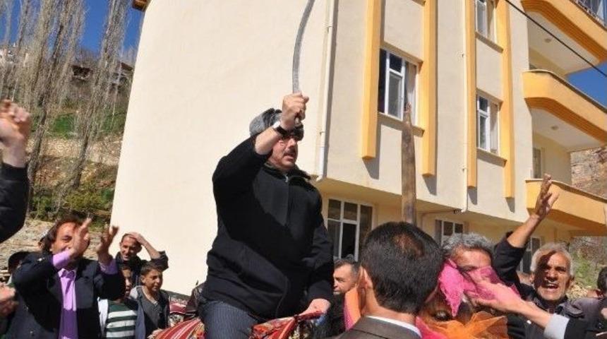 Se&ccedil;im Zaferini At Binip Kılı&ccedil; Kuşanarak Kutladı