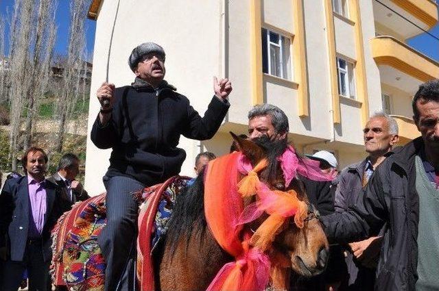 Seçim Zaferini At Binip Kılıç Kuşanarak Kutladı