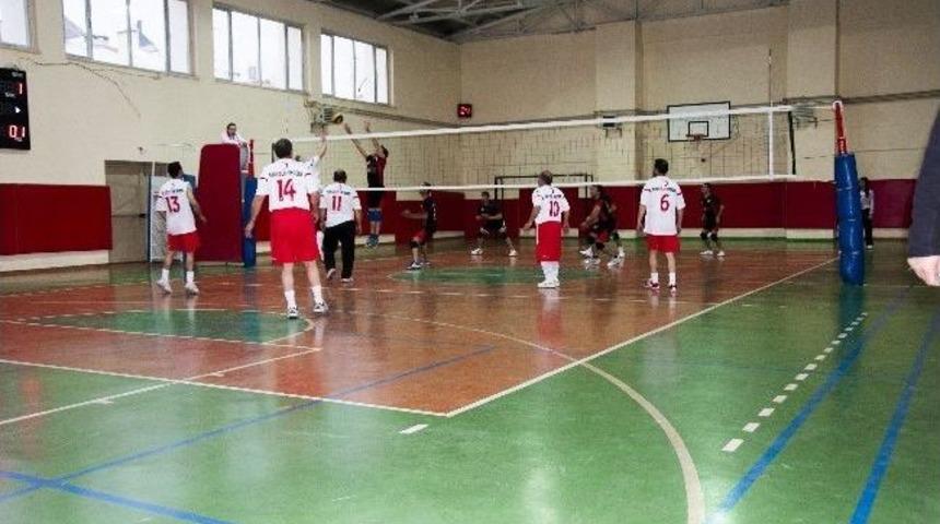Kurumlar Arası Voleybol M&uuml;sabakaları Devam Ediyor
