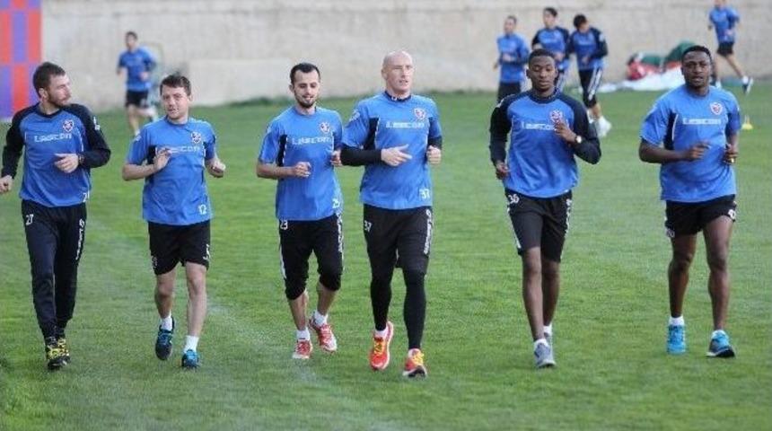 Futbolculardan Tolunay Kafkas&rsquo;a Doğum G&uuml;n&uuml; S&uuml;rprizi