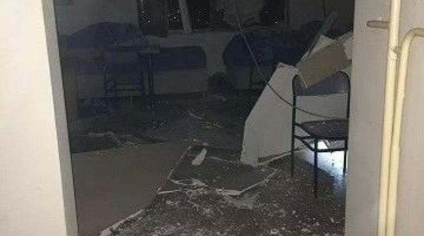 Fırtına Evlere Ve Okul Binalarına Zarar Verdi