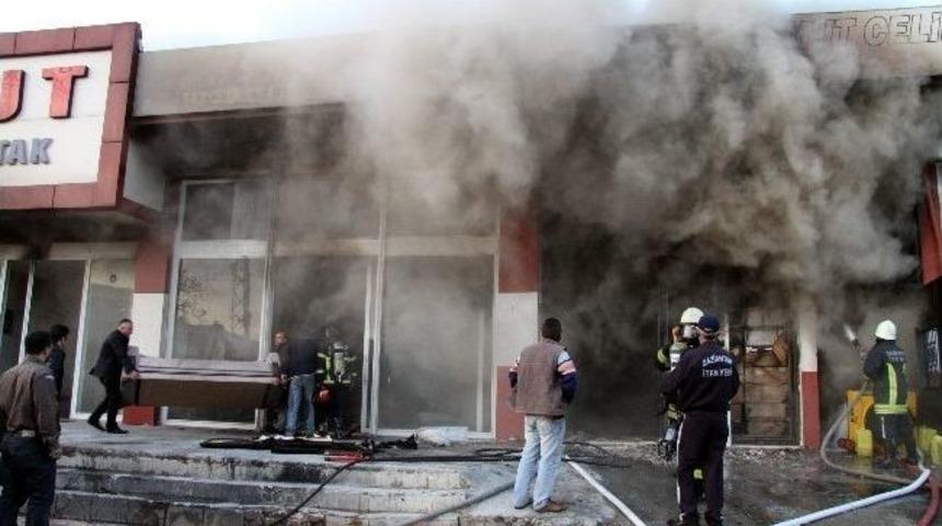 Yatak Fabrikasındaki Yangın Korkuttu