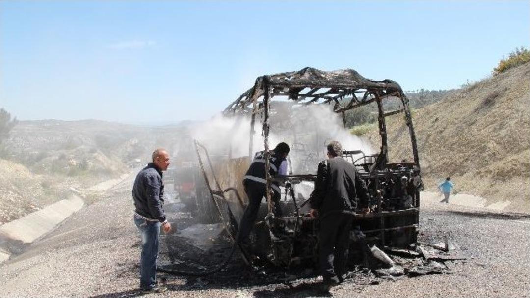 Mut'ta Yolcu Otob&uuml;s&uuml; Yandı