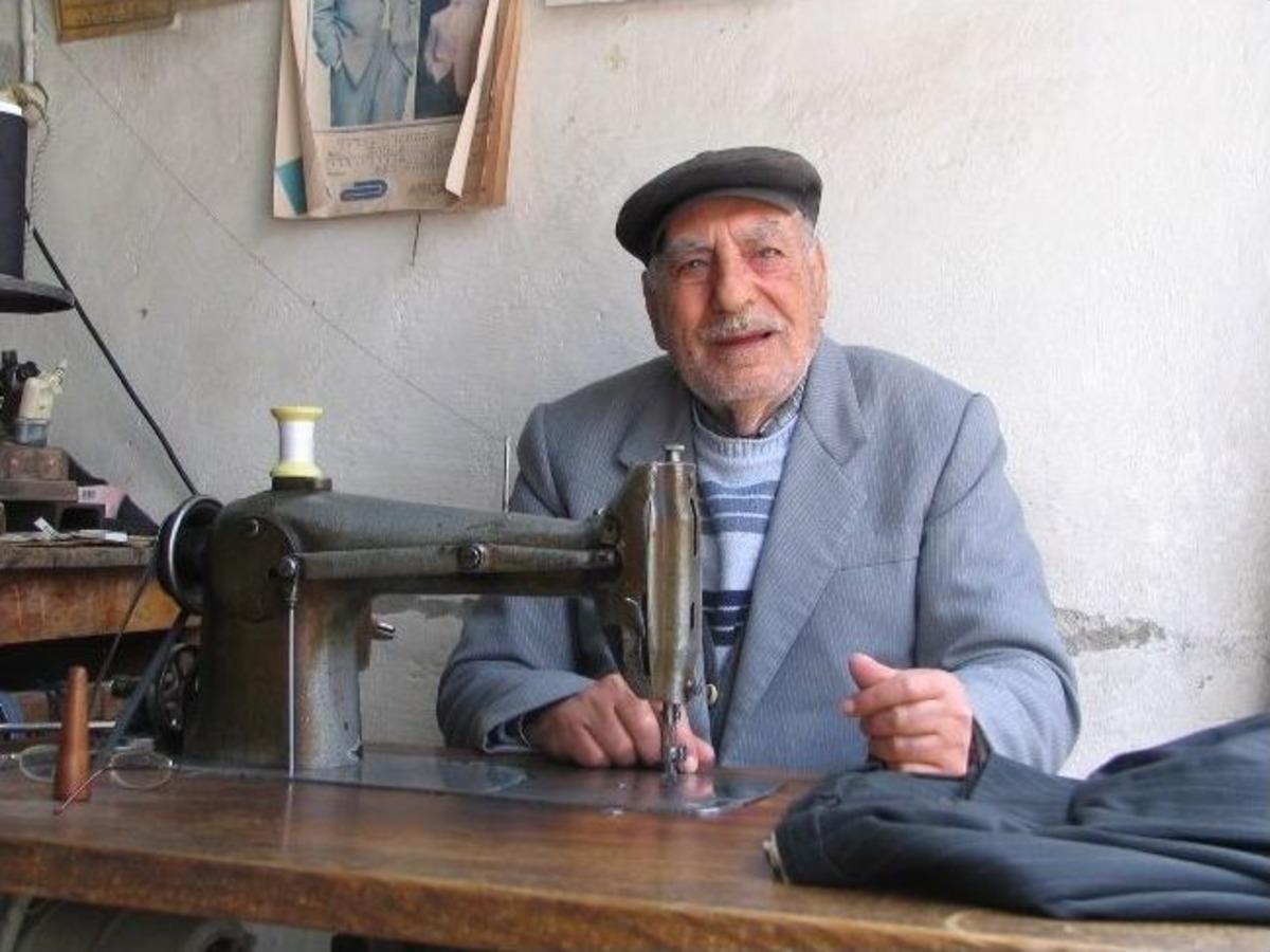 60 Yıllık Terzi 50 Yaşındaki Makineyle &Ccedil;alışıyor