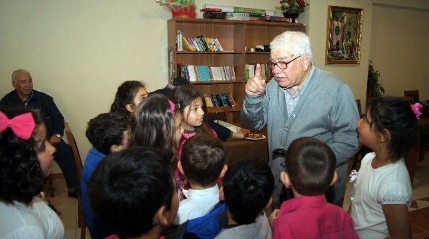 Didimli &Ouml;ğrenciler Yaşlıların G&ouml;nl&uuml;n&uuml; Aldı