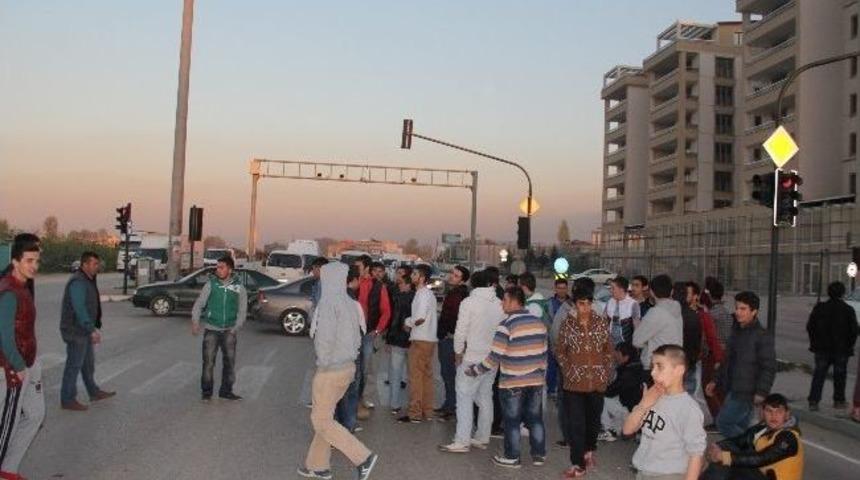 Uyuşturucu Satışını Protesto Etmek İ&ccedil;in Yol Kapattılar
