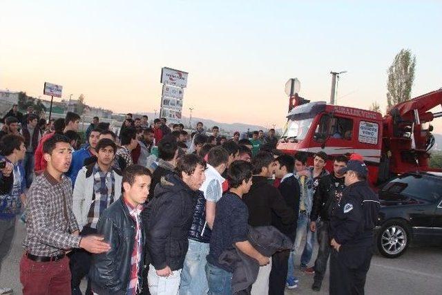 Uyuşturucu Satışını Protesto Etmek İçin Yol Kapattılar