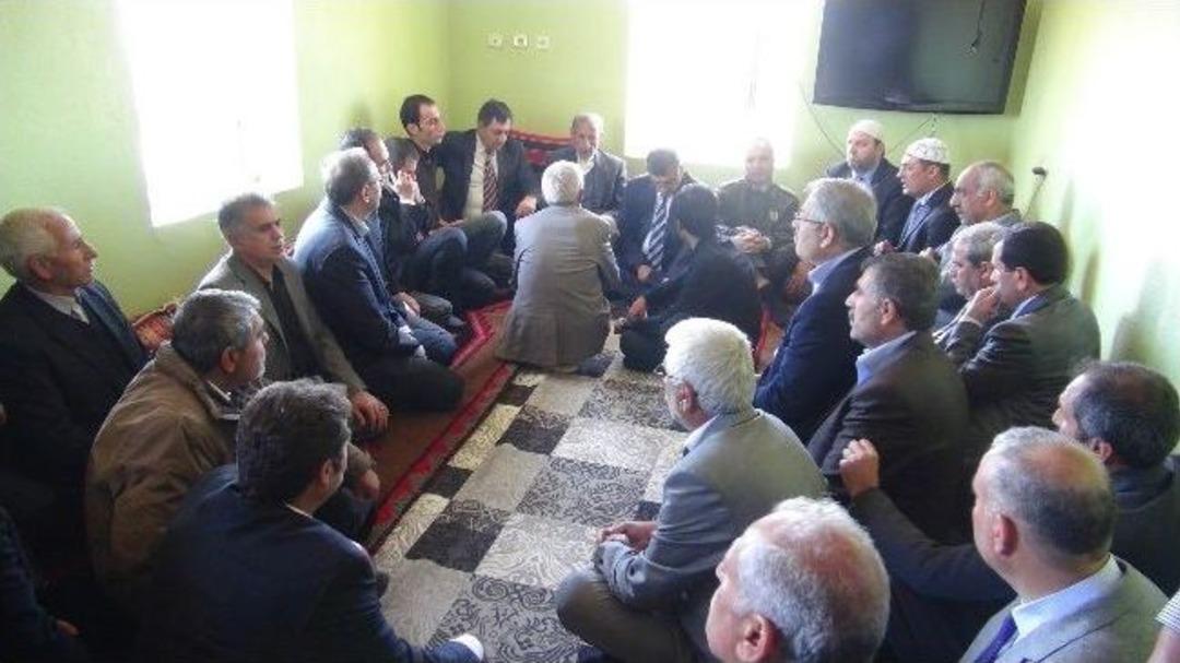 Vali K&uuml;&ccedil;&uuml;k, Se&ccedil;im Kavgasında Hayatını Kaybedenlerin Cenazesine Katıldı