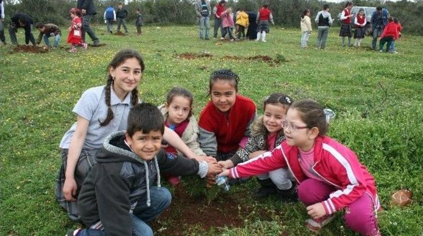 &Ouml;ğrenciler, Fidan Dikmek İ&ccedil;in Birbiriyle Yarıştı