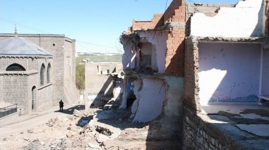 Tarihi Alanları G&ouml;lgeleyen Metruk Binalar Vatandaşları Tedirgin Ediyor