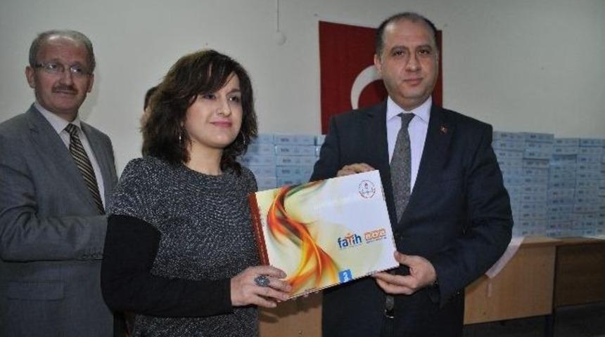 Tablet Dağıtan Validen Fatih Dersi