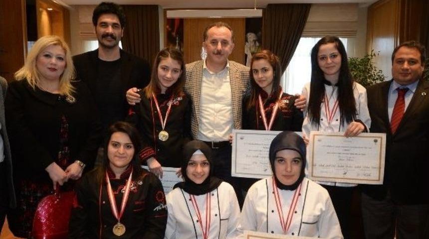 &Ouml;d&uuml;ll&uuml; &Ouml;ğrencilerden Başkan &Ccedil;ağırıcı&rsquo;ya Ziyaret