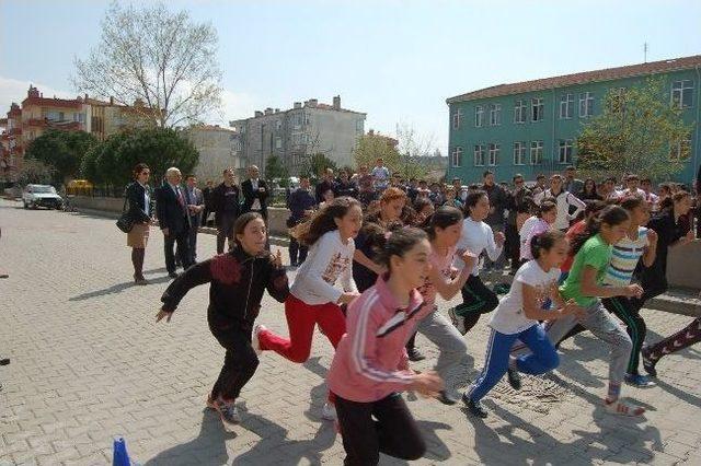 Okullar Arası Atletizm Yarışması Düzenlendi