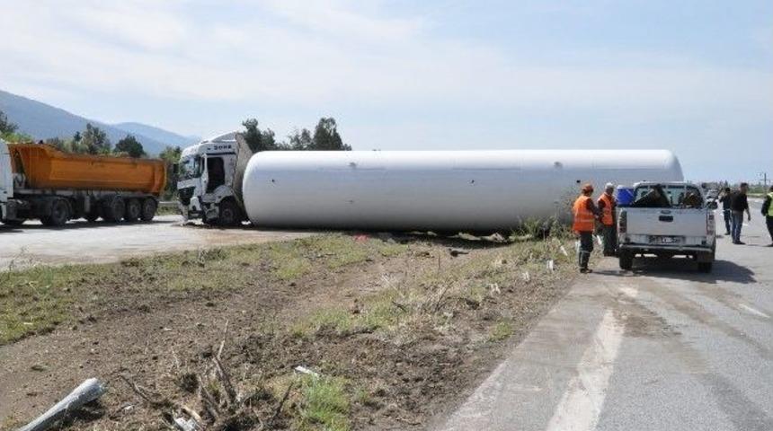 Tem Otoyolunda Lpg Tankı Taşıyan Tır Devrildi
