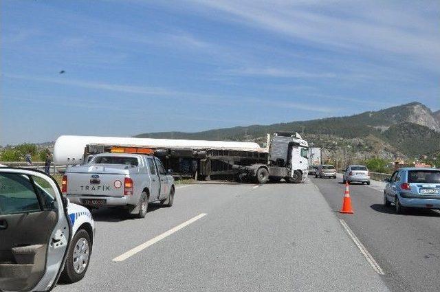 Tem Otoyolunda Lpg Tankı Taşıyan Tır Devrildi