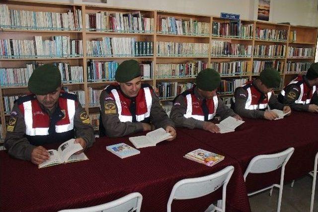 Beyşehir’de Jandarma Personeli Kitap Okudu